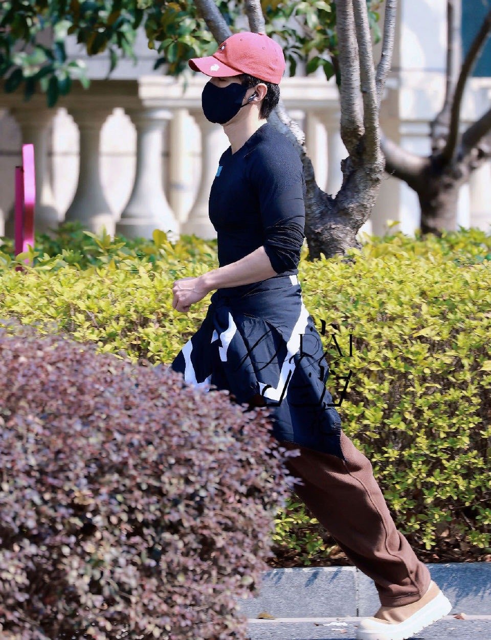 代旭晨跑完被锁家门外风华合伙人 看代旭被锁门外的反应，确实太真实了。站在门口东张