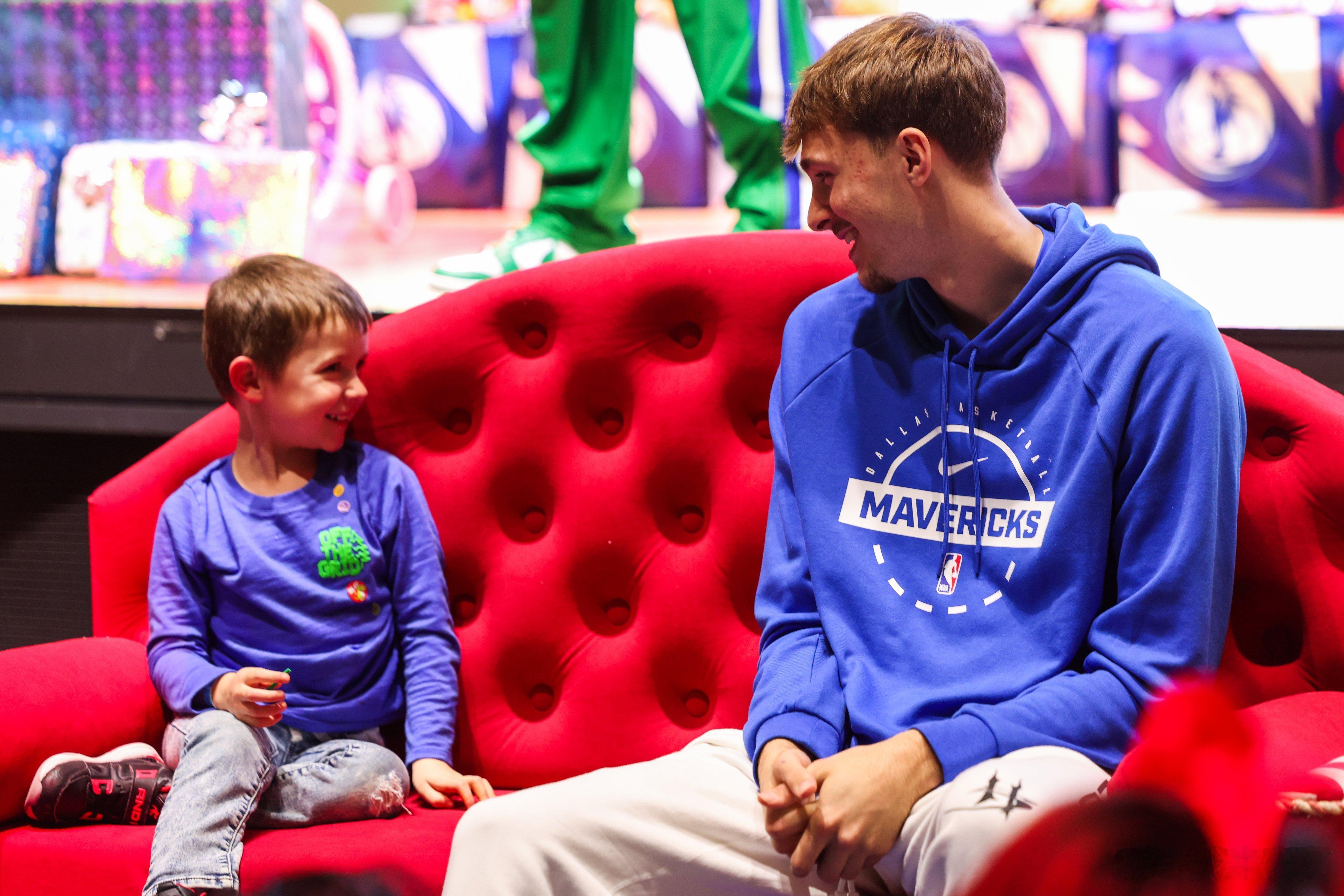 MFFL 我牛球员们参加社区活动。2026NBA全明星投票欧文送队友高尔夫球车活