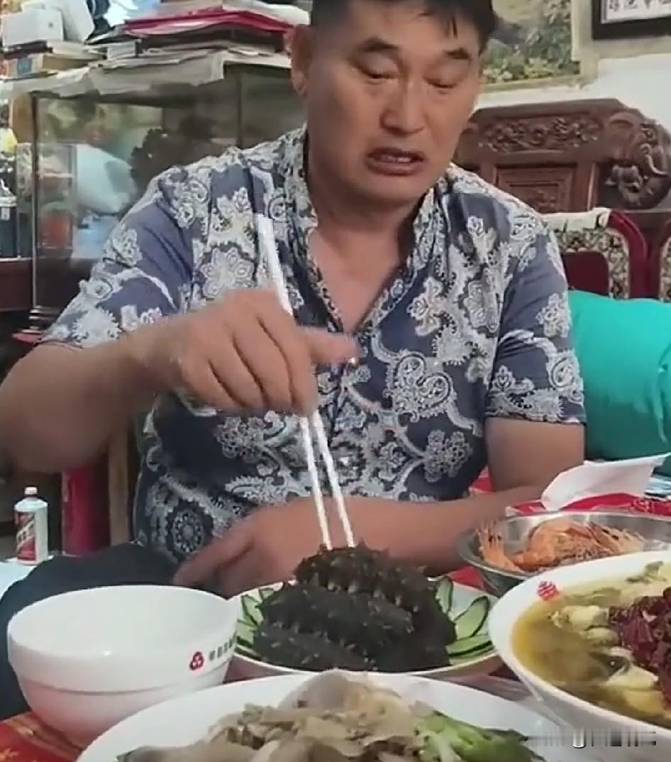 大衣哥朱之文之所以红了这么多年，并不是因为歌唱的有多好，而是全靠拎得清！
不管是