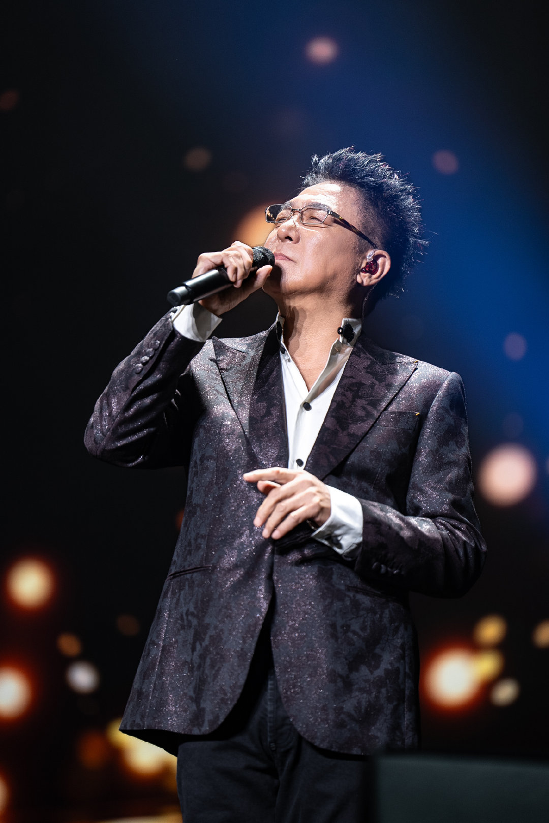 姜育恒69岁状态 被姜育恒69岁的状态狠狠戳中小心脏！《跟往事干杯》一开口，仿佛