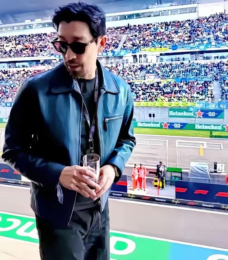 谢霆锋在上海F1现场居然被“抢风头”了！当天黄景瑜等一众帅哥齐聚，可54岁的王千