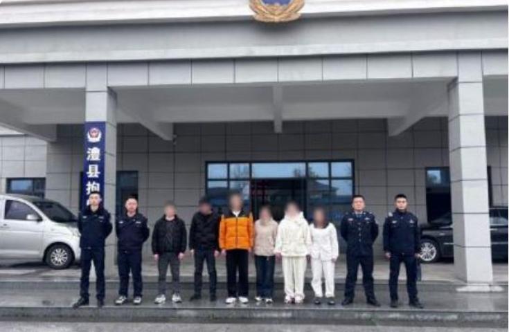 湖南常德，一个60多岁的老头多次找失足女后觉得太费钱，干脆找了个40多岁女人合租