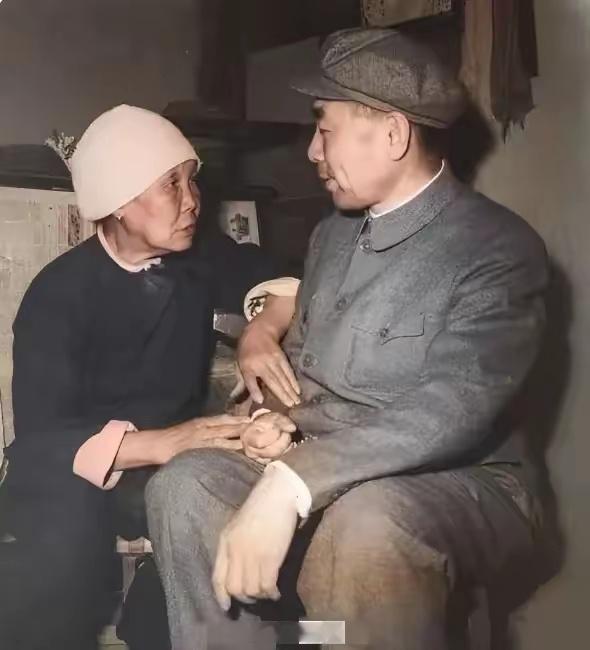 这是质朴无华的周总理，在乡下与农民朋友拉家常的留影，和蔼可亲，平易近人，毫无一点