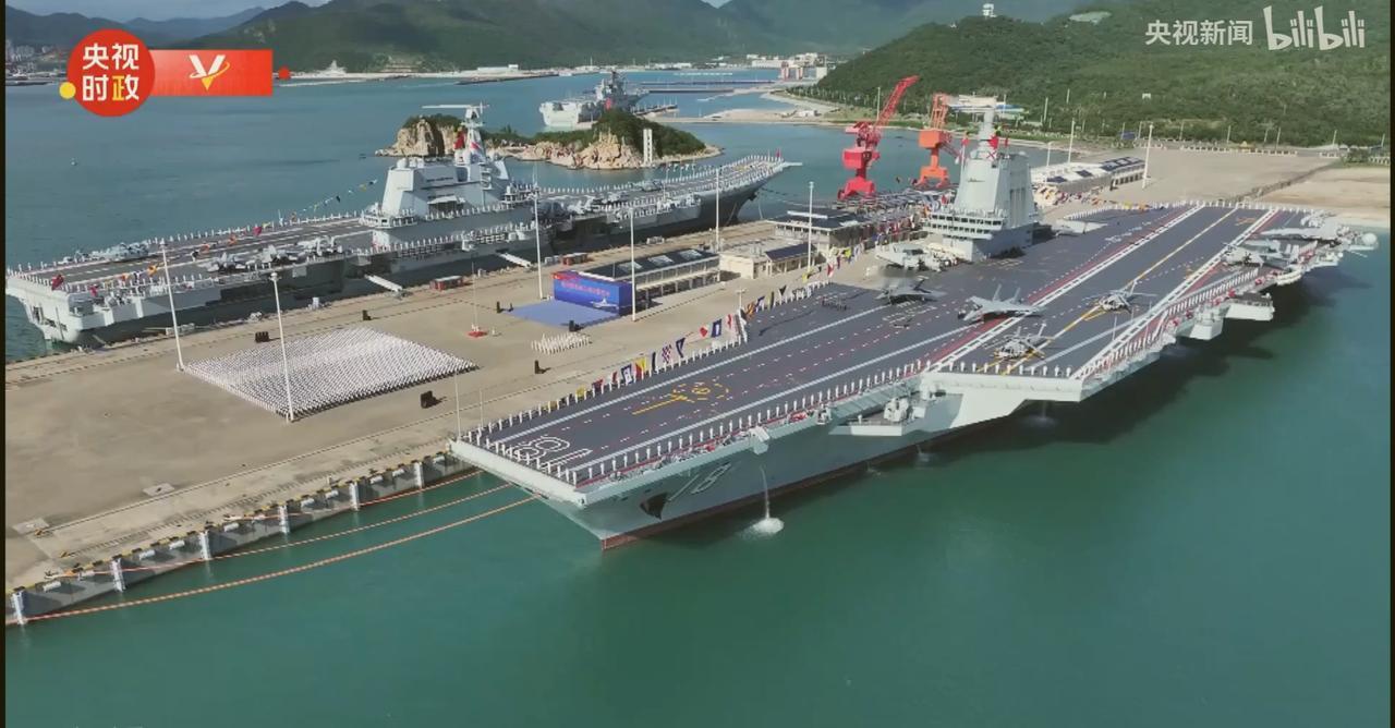 今天随着我国的福建舰官宣服役，我们看到山东舰就和福建舰停在一起。三亚位于南海之滨