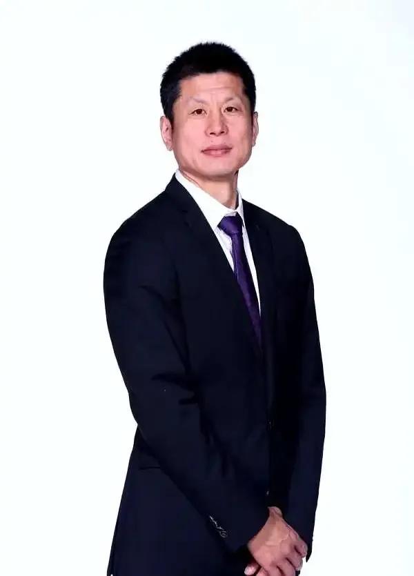 鞠维松带领山东高速U21男篮挑战辽宁青年男篮，比赛中发生缠斗，鞠维梦见状冲进场地