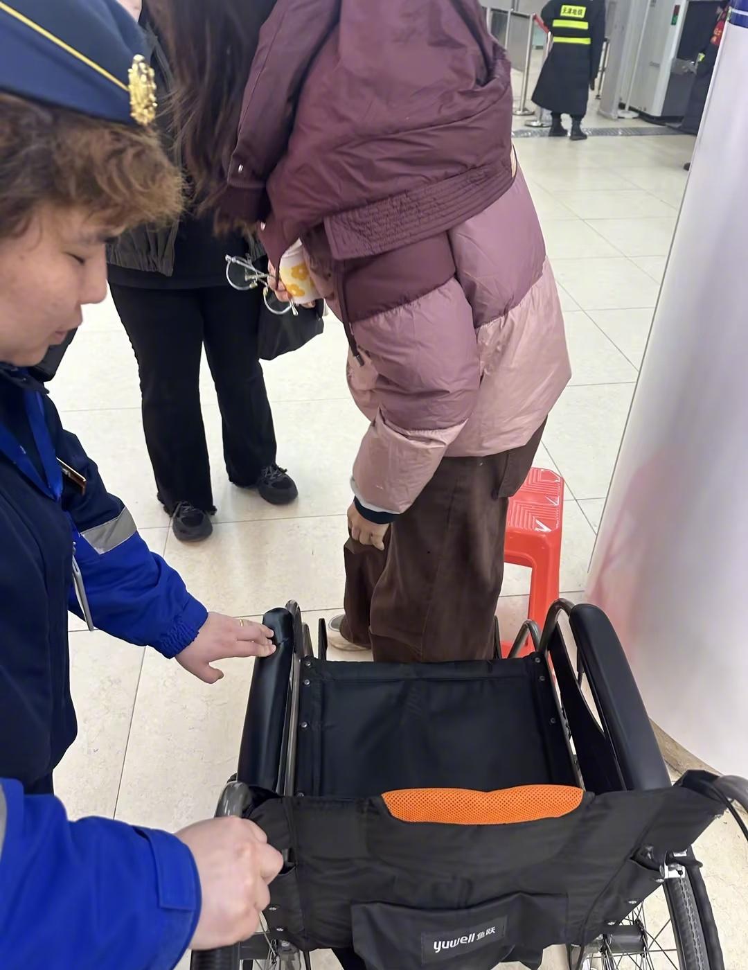 近日，天津地铁肿瘤医院站，站台工作人员发现有一名女乘客下车后不舒服，蹲在站台上。