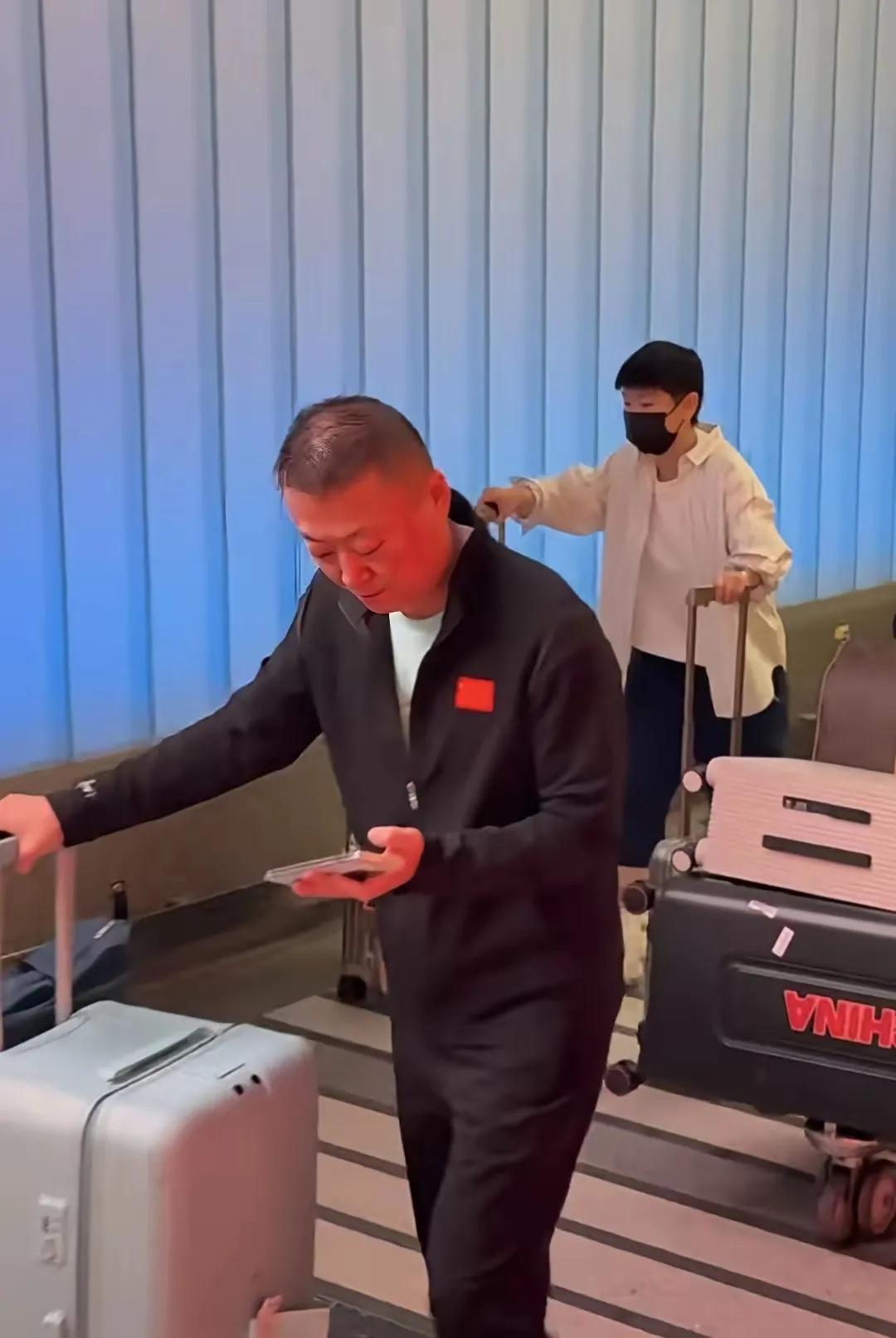 国乒大部队顺利抵达洛杉矶。通道口最先走出的是王曼昱，步伐轻快，背包一甩，赶着去适
