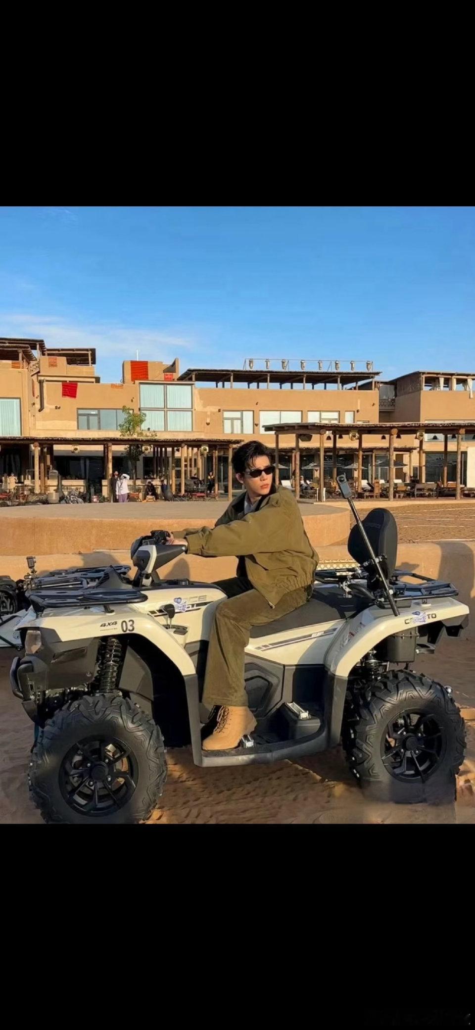 王安宇骑雪地摩托哈哈，王安宇又解锁新玩法了，骑雪地摩托，这生活太滋润了！王安宇骑