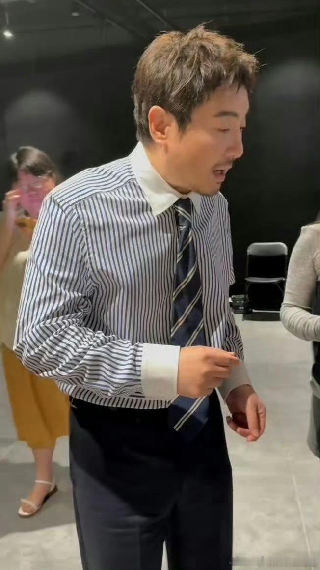 沈腾和昨天是一个人吗事实证明沈腾做好妆造收拾一下还是挺帅的 但是扯马丽的 你们C