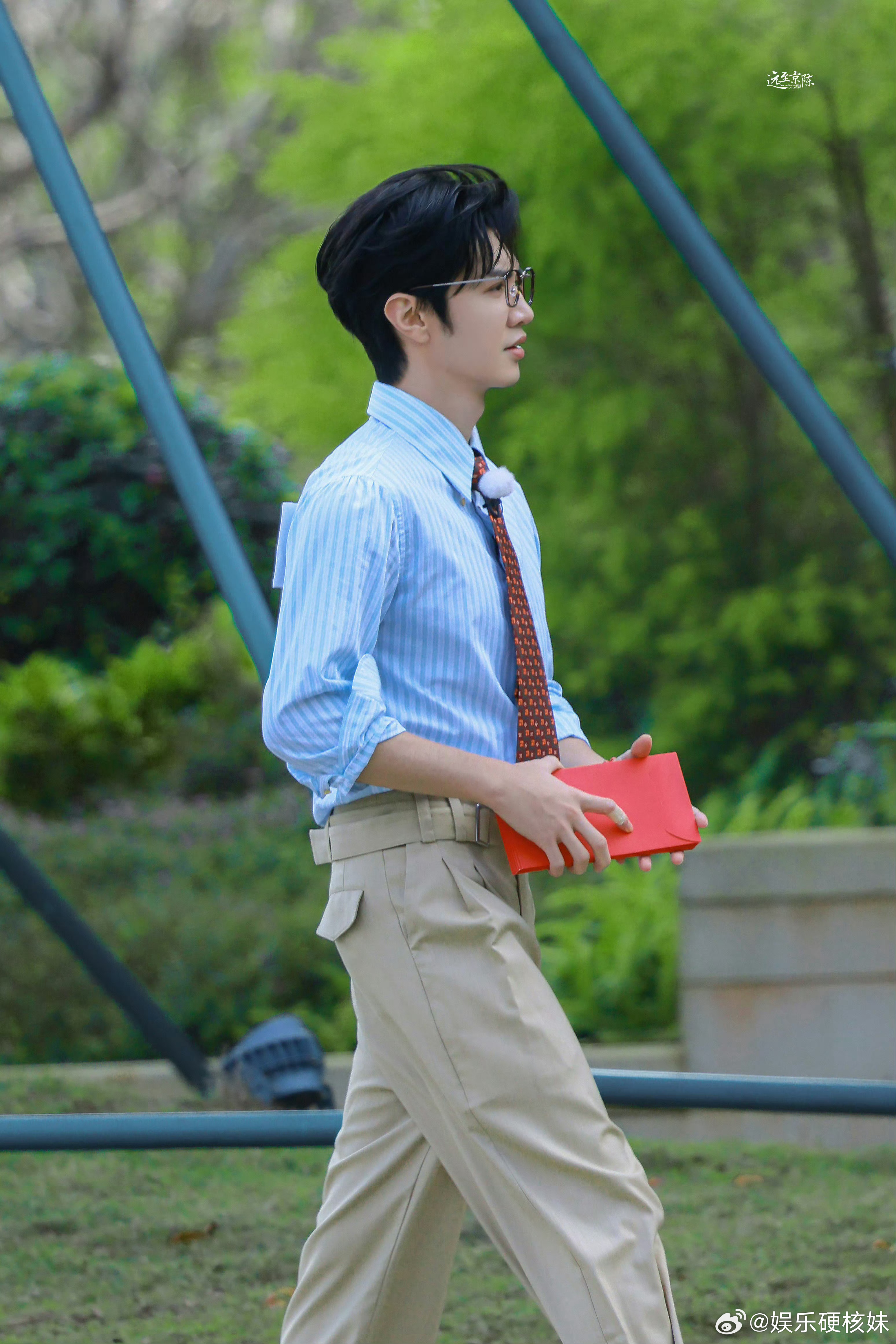 陈哲远跑男财神爷陈哲远给跑男团所有人发了红包陈哲远是有点财神爷体质在身上的！今天