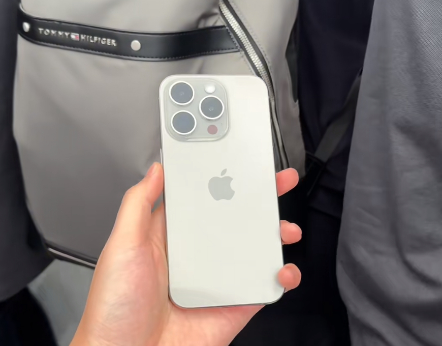 iPhone15Pro 钛合金色(感觉是灰色）真机看起来如何？ ​​​