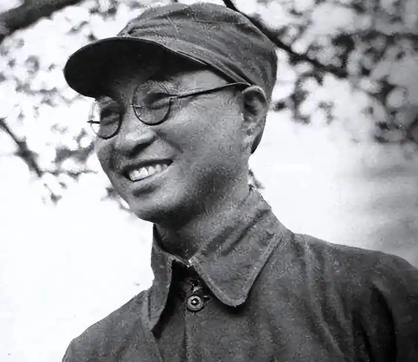 1931年9月，陈赓奉命从上海赶到鄂豫皖根据地。见到新任上级时，这位黄埔“三杰”