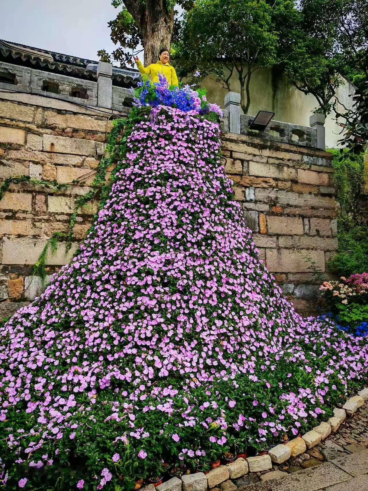 天净沙·花影婚纱
鲜花巧作婚纱，
匠心独韵芳华。
玉立花前打卡，
嫣然留影，
风