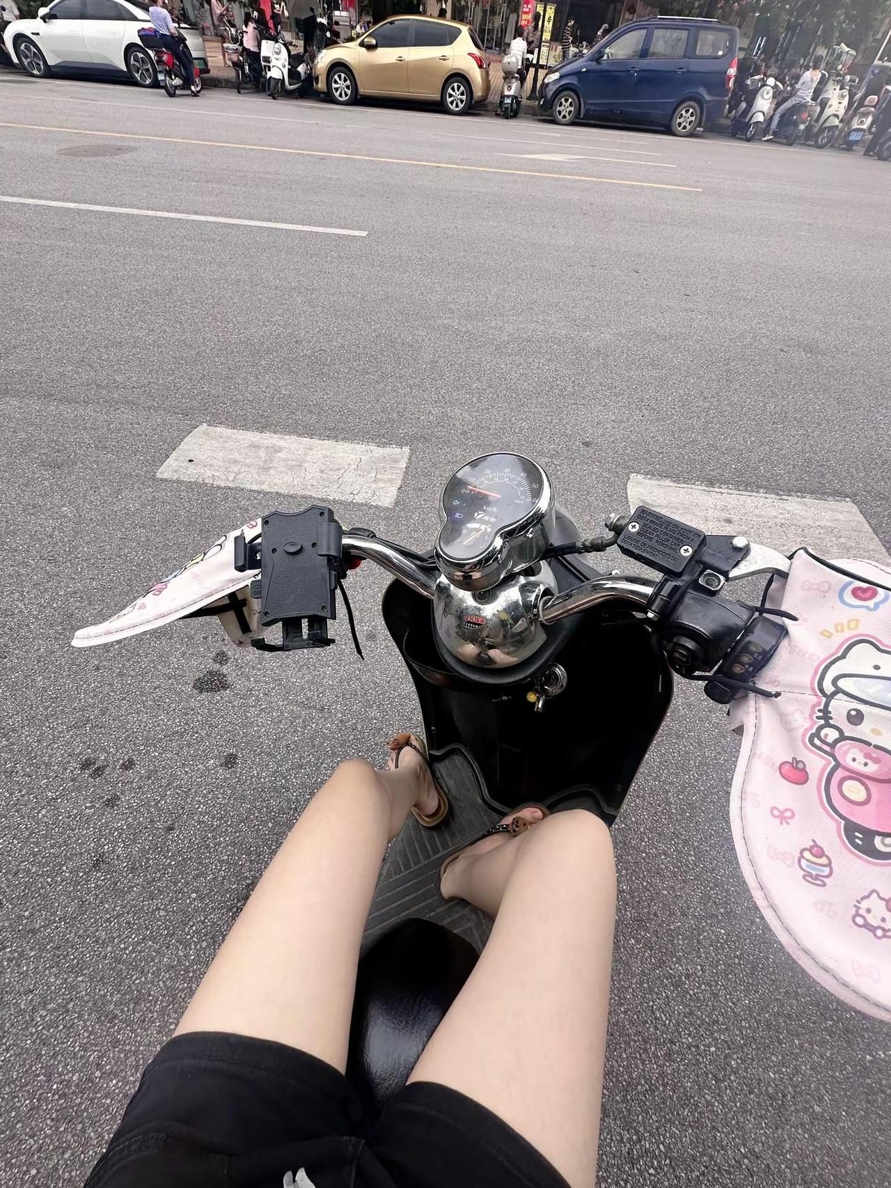 接送孩子这条路下刀子也不能退缩。小时候没人接的那批人，现在风雨无阻的接自己的孩子