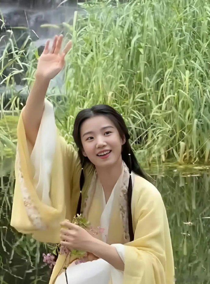卢昱晓与李庚希相似，令人唏嘘。[允悲][允悲] ​​​