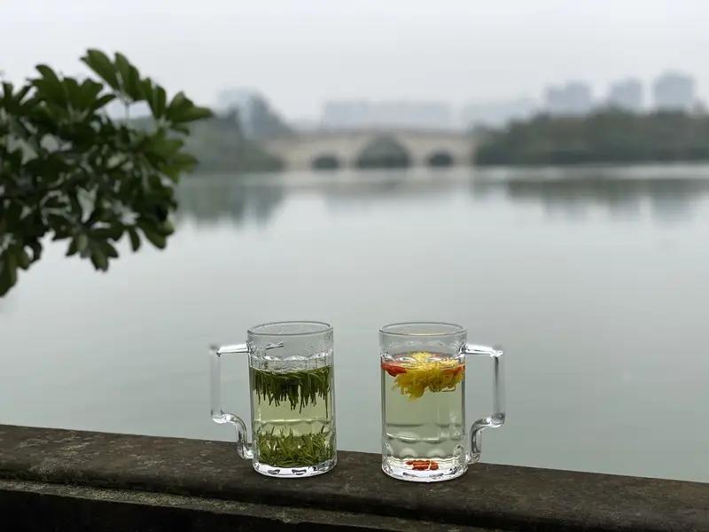 上联:  烈酒红人面，
下联：清茶润客心。