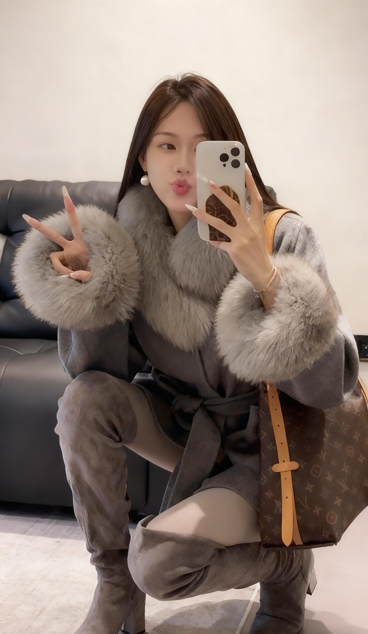 今日穿搭推荐：贵气优雅风，具体搭配如下

上衣：灰色仿貂毛风衣，质感柔软奢华。