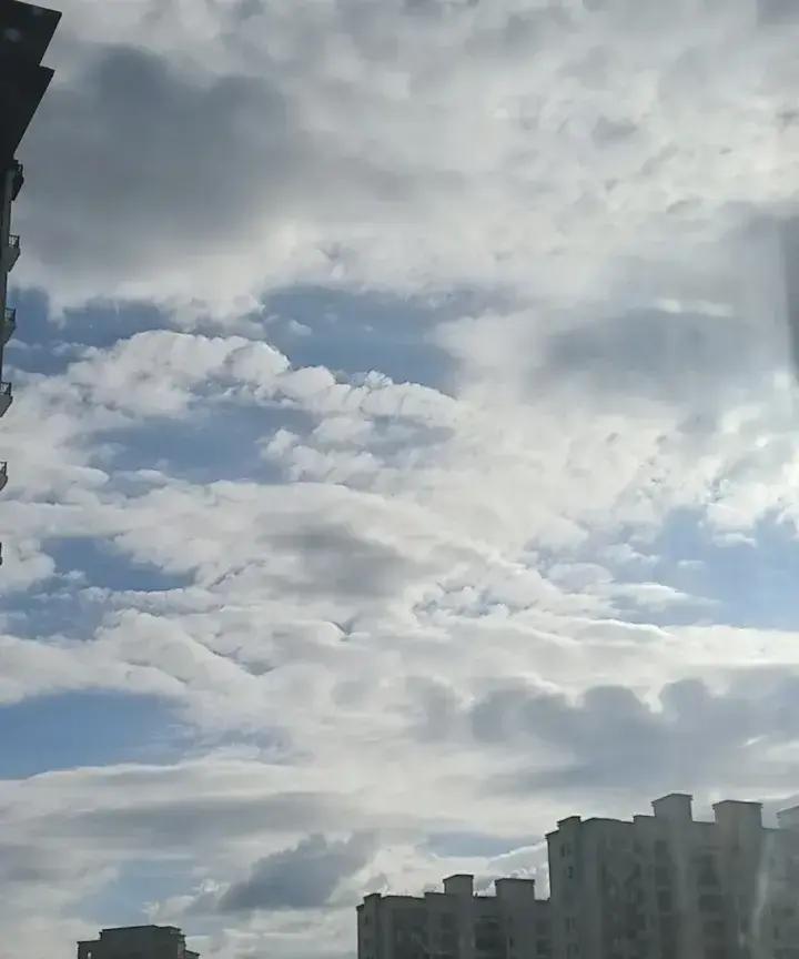 男人要是管不住自己，真的可能把家和命都赔进去。

村里有个叫老梁的中年男人，平时