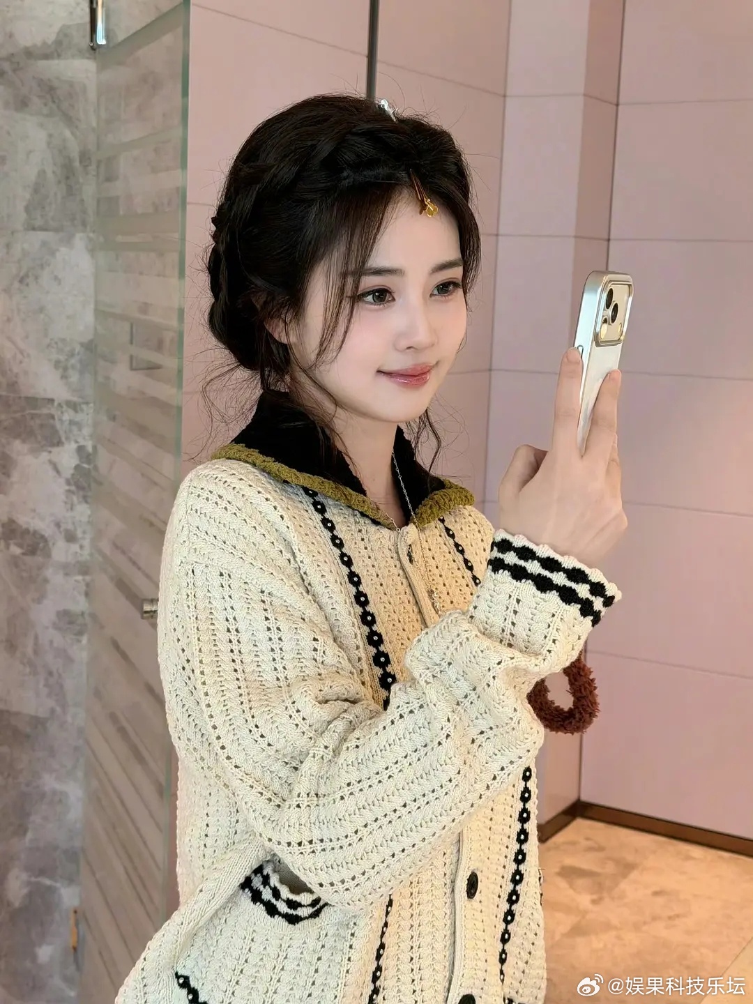 少女感看白鹿，职业风看陈都灵，赵露思是什么呢？ 