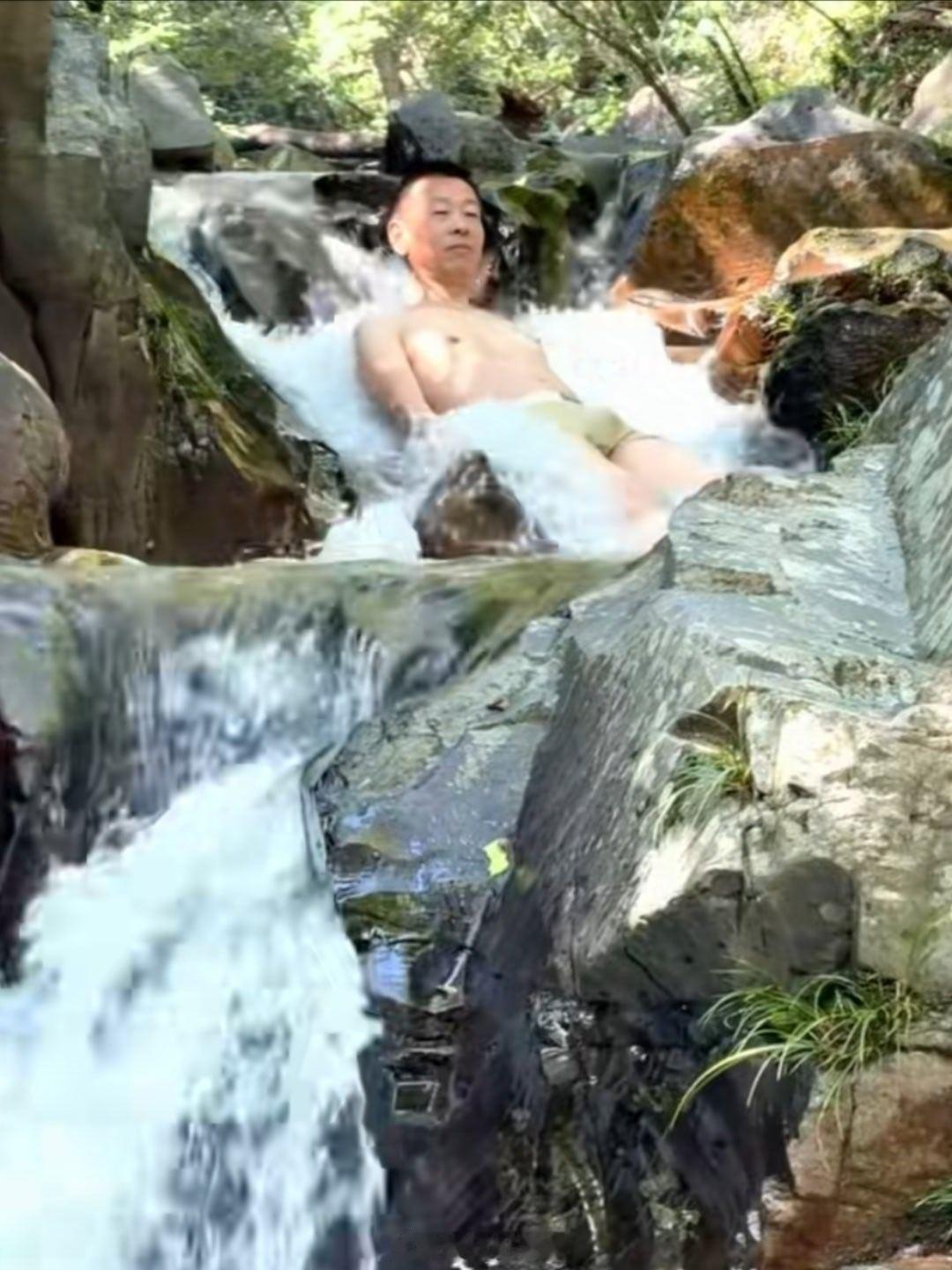 这位山间泡澡的大叔有点安逸