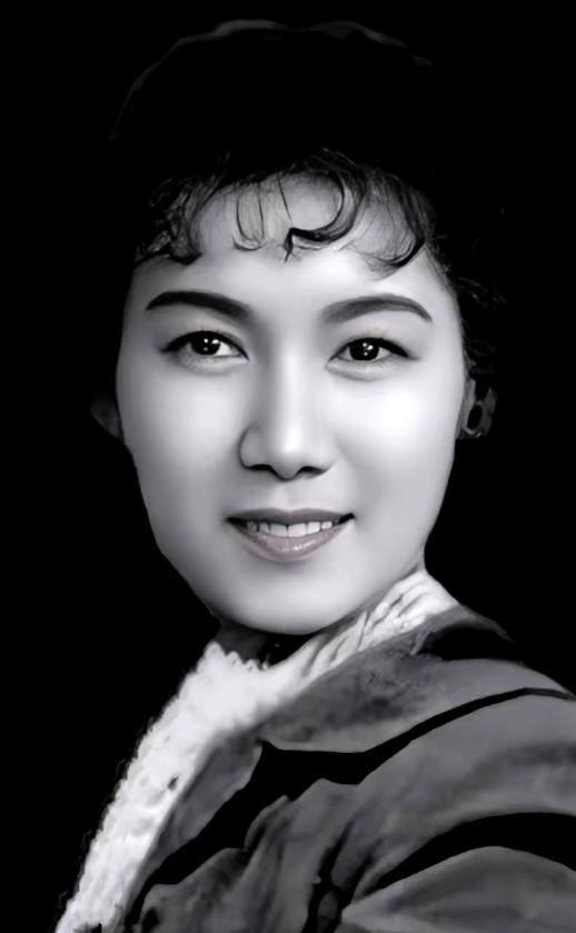 快90岁的齐白石，使出不知哪来的力气，一把将25岁的女徒弟新凤霞，拉进一间黑屋子