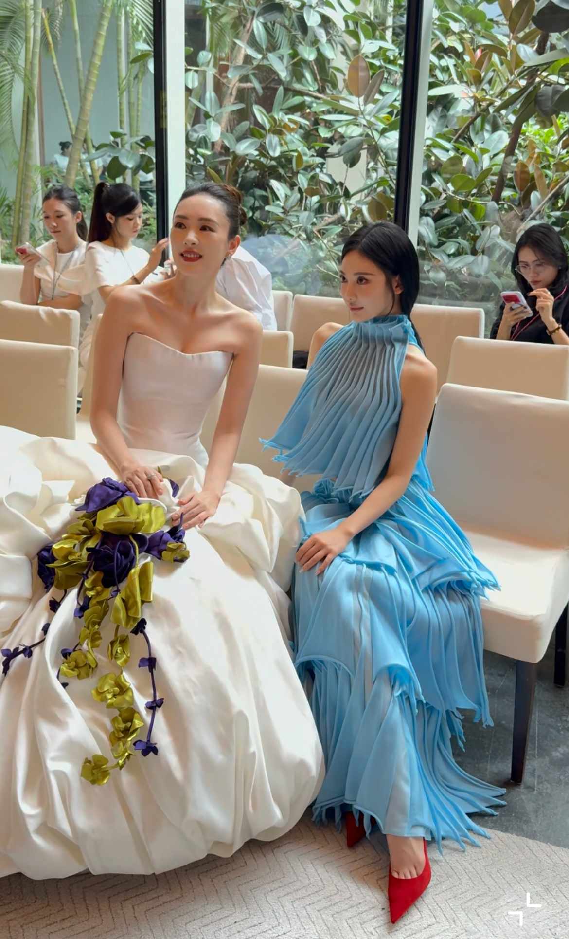 宁艺卓elle露背 宁艺卓elle第二套造型来自ALAIA25/26秋冬 ​​​