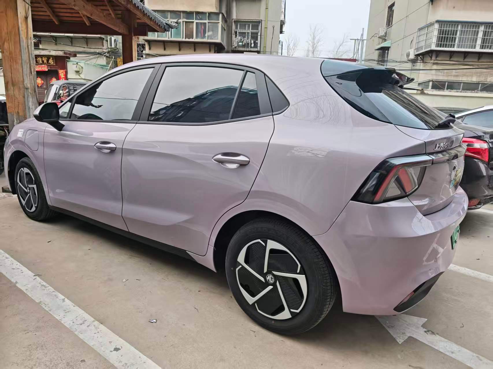 今天下午帮表妹的MG4去贴个膜发现现在贴膜也挺卷我原来2020年买车的时候，中等