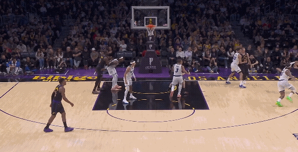 本来湖人和魔术最后打的有来有回，没想到湖人最后还是输了，仅仅输了一分，最后时刻湖