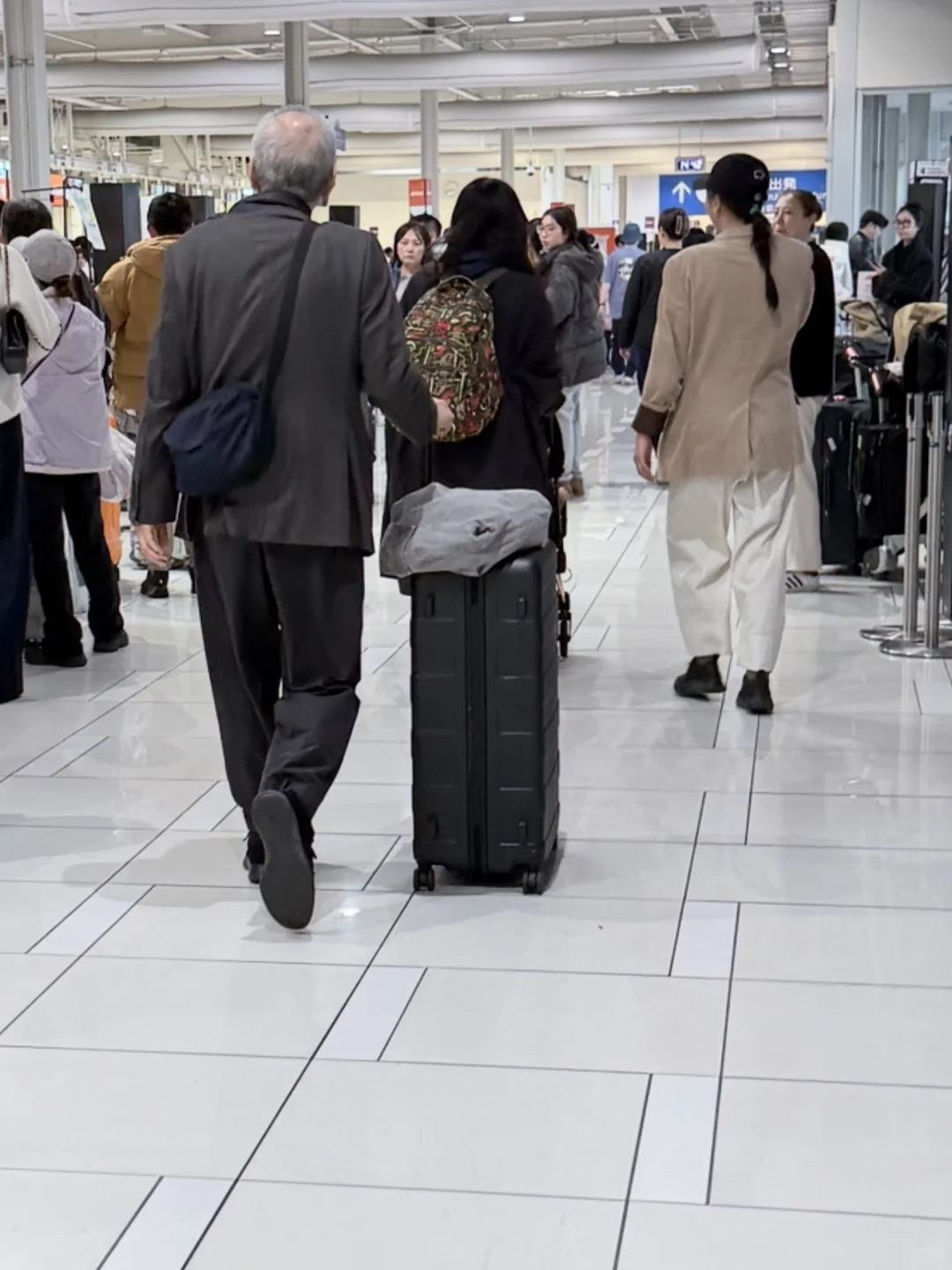 大阪机场偶遇洪尚秀金敏喜带娃出行 大阪机场偶遇洪尚秀金敏喜带娃出行，那很幸福啦~