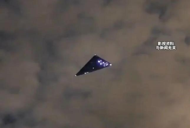 不明飞行物专挑美国，黑三角3秒飞2.4公里，UFO真的是跟地外生命有关吗？

的