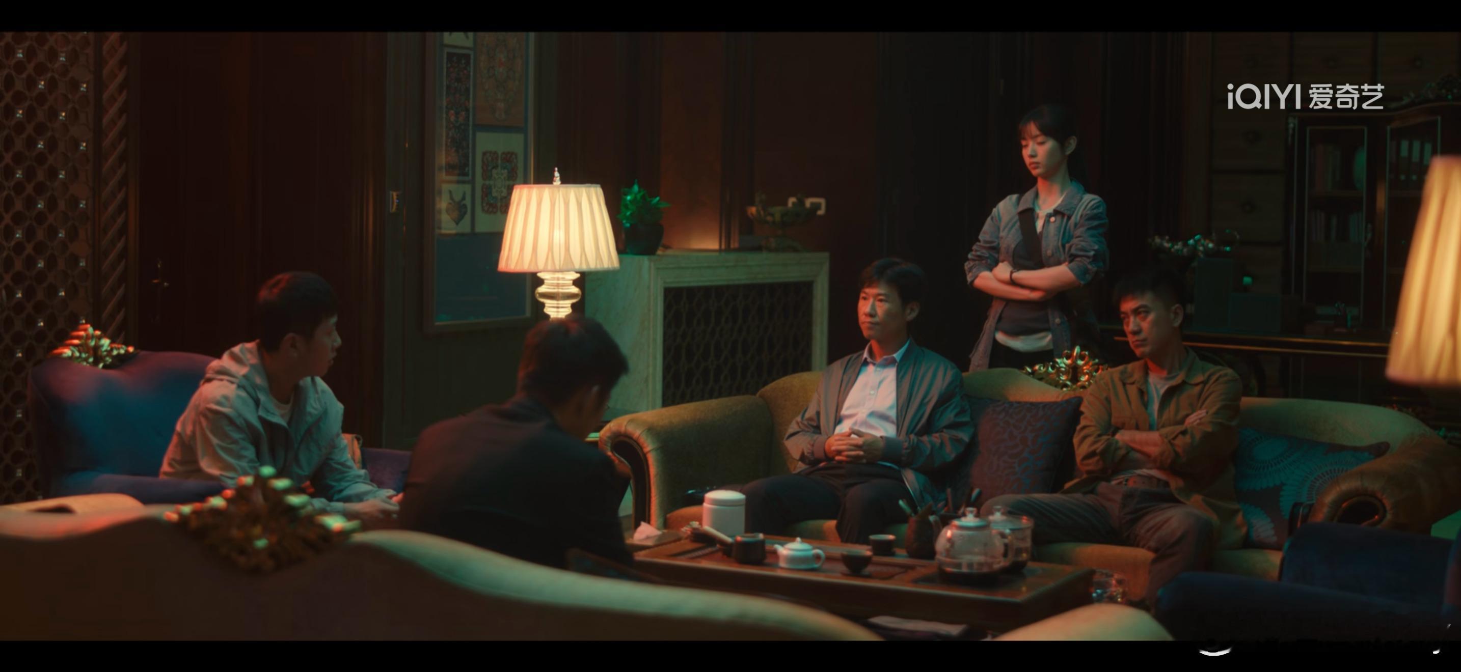 《低智商犯罪》在飞机上看了四集，给我逗得嘎嘎笑，旁边人都觉得我有毛病，王骁饰演的