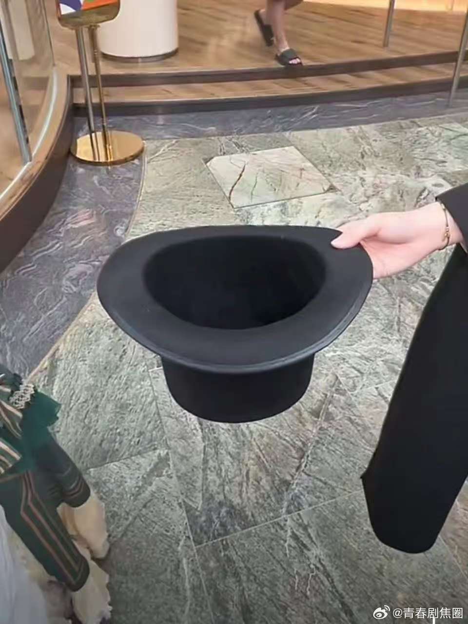 这下都知道克莱恩没钱了本来只是趣味互动，奥黛丽一投钱直接坐实，克莱恩是真的穷到出