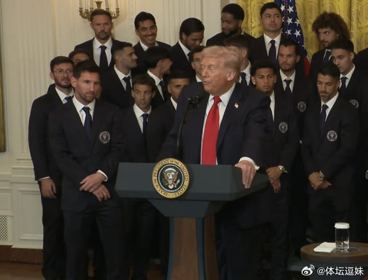 独立报：特朗普在讲话期间穿插了一系列政治言论，吹嘘美国将迅速摧毁伊朗，令身后的一