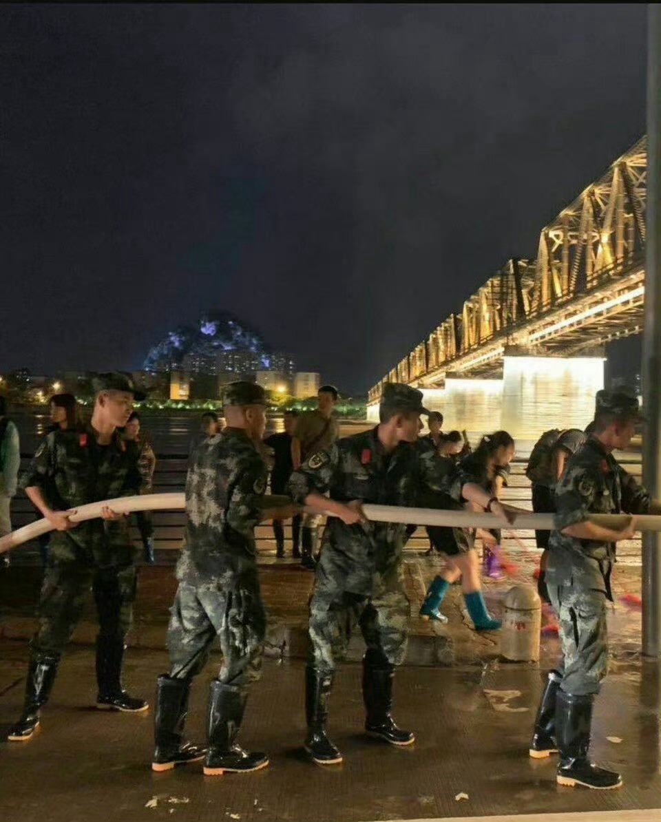 他们穿的雨靴应该质量不错 
