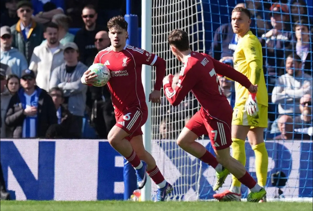 英超第31轮，利物浦客场对阵布莱顿，上半场利物浦后卫凯尔凯兹破门为球队扳平比分，