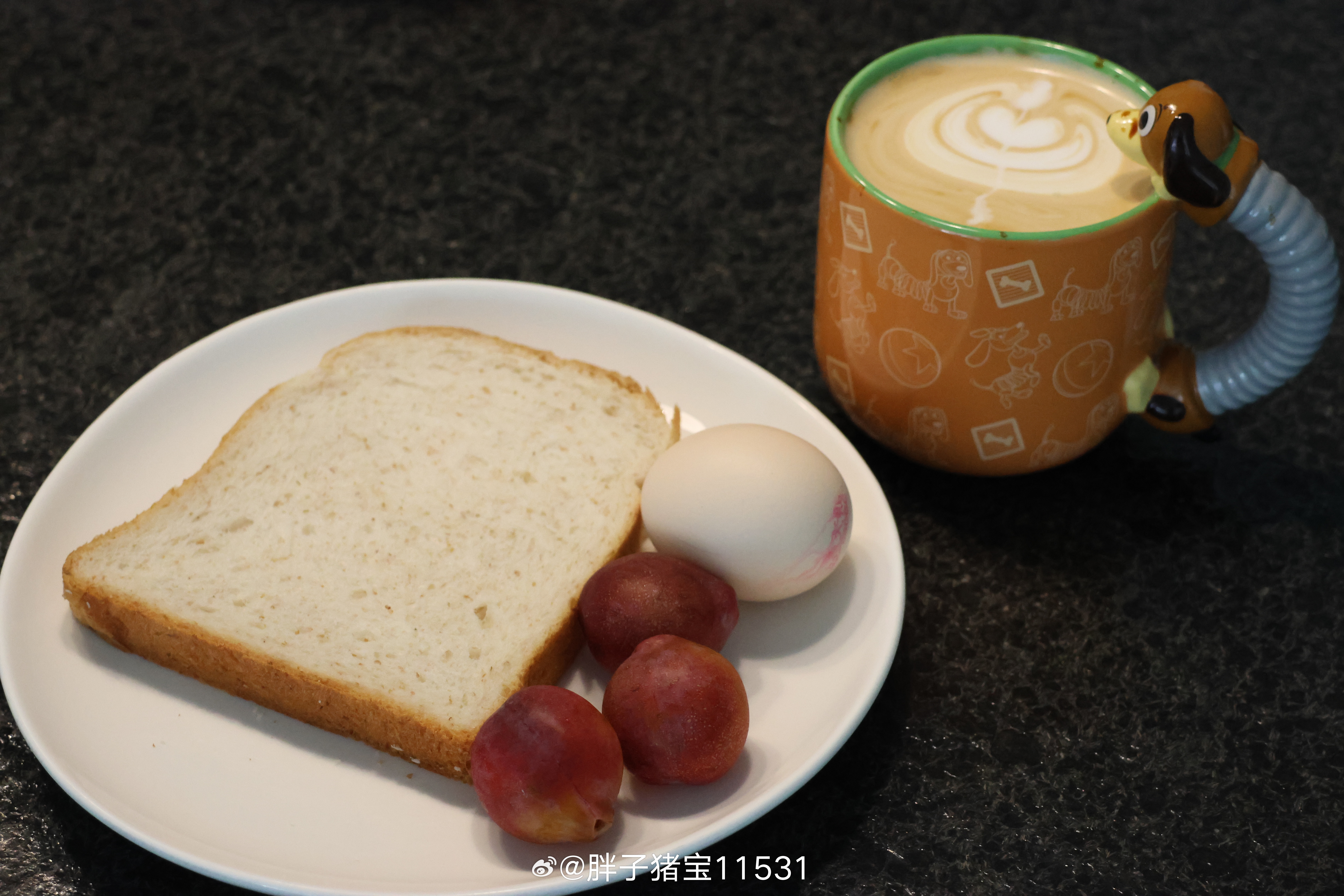 休息日躺平日除了做了两顿饭，什么都不干，就是躺着把牛腱子拿出来，泡血水，放酱油水