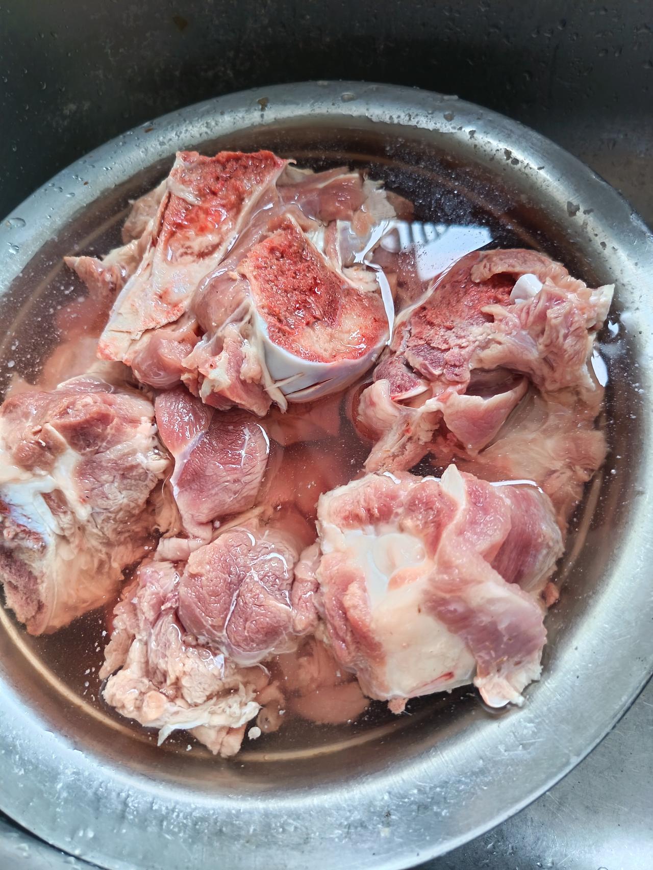 今天是国庆节，早上6点多钟起来运动了一下，还赶着去探店，拍了一个“三鲜粉”的视频