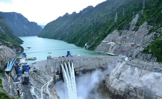 全世界，只有中国在拼命造水电站、核电站、光伏电站。为啥？2025年七月的能源统计