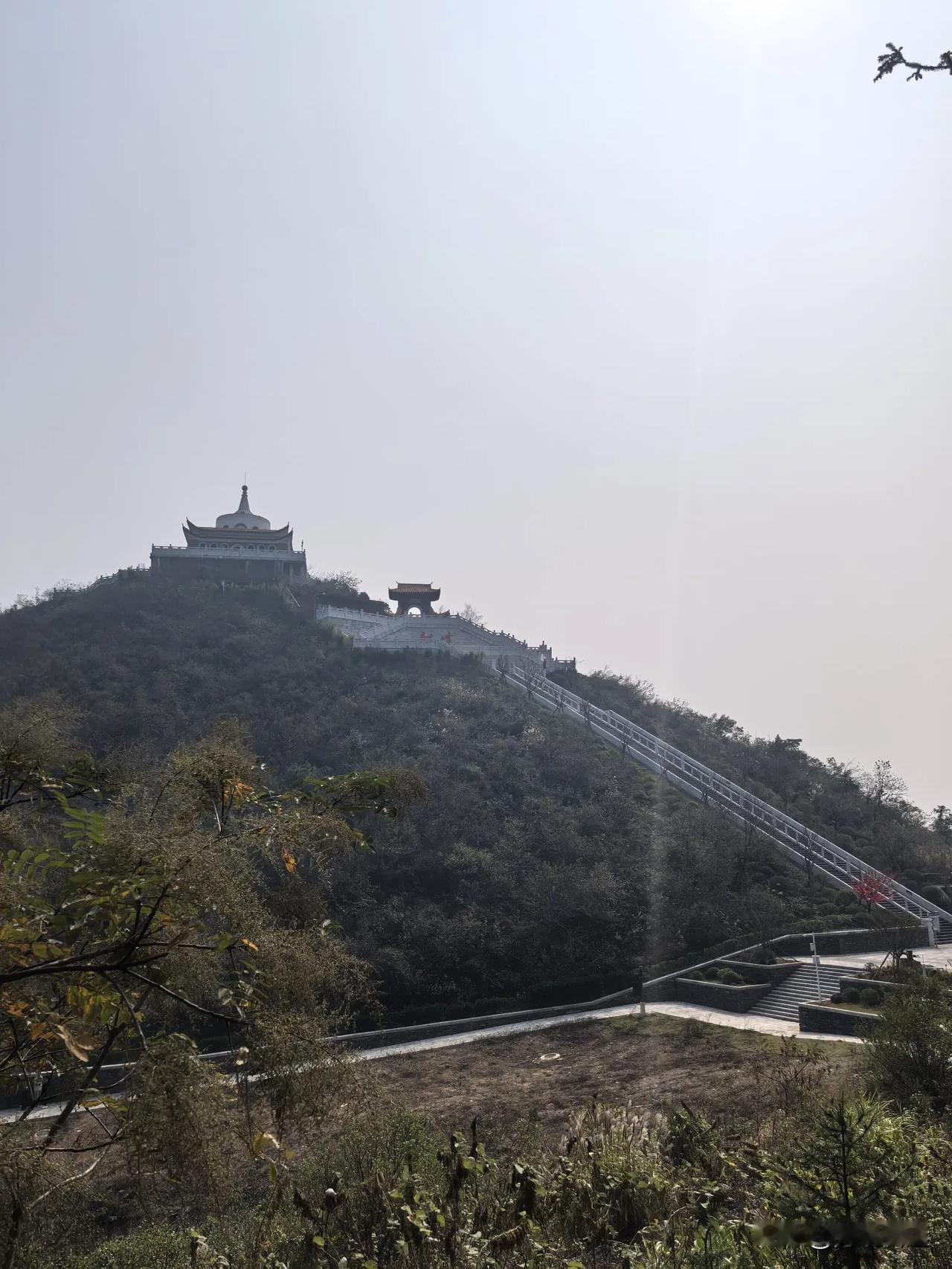 伟人故里
两千舜帝轻弹《九章韶乐》，韶山因而得名……
山不在高，有仙则名；水不在
