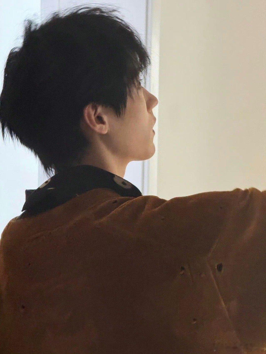 周翊然妆造必有高人指点 谁懂周翊然这妆造带来的惊喜！微分碎盖赋予他少年的青涩纯真