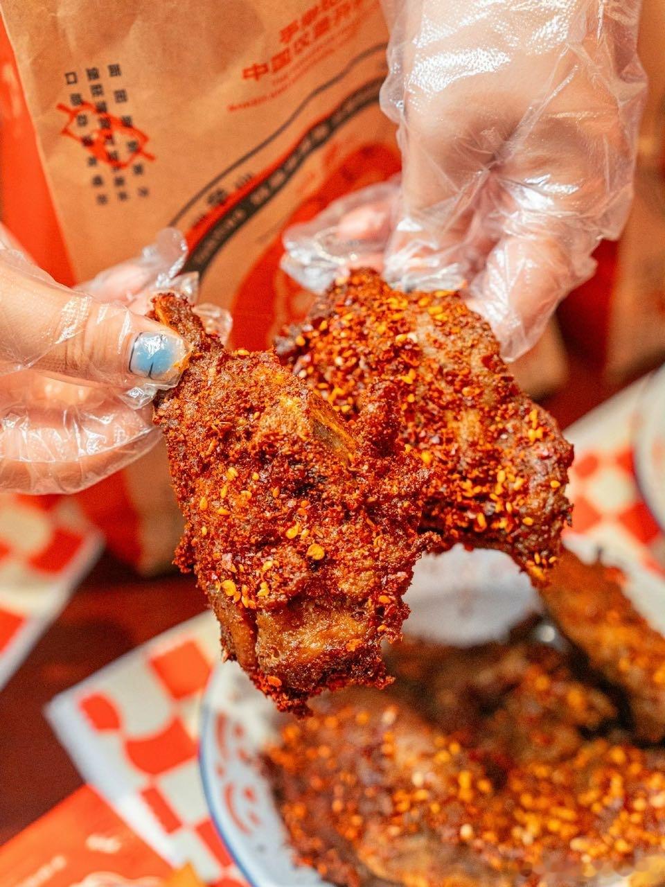 中国汉堡也有白皮书了   塔斯汀美食探店：炸鸡架与蜜辣脆骨鸡，双重美味来袭！🍖