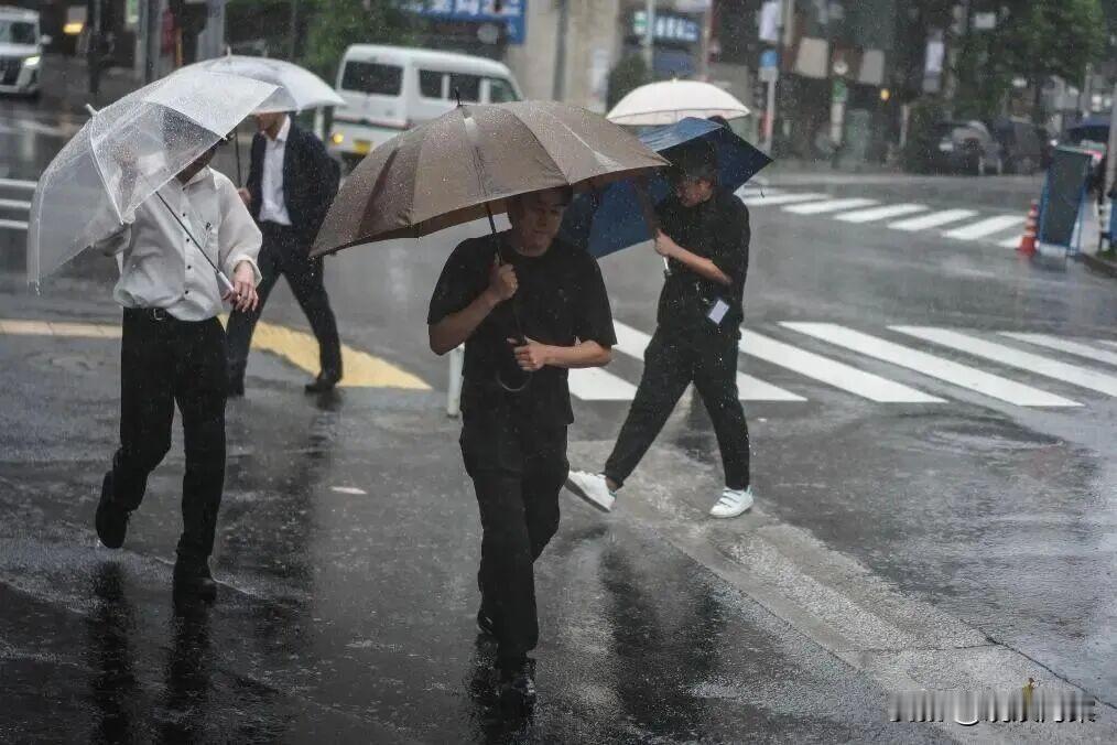 .日本爆发疫情！超1万人确诊！6县拉响警报。
根据日本的卫生机构最新发布的数据，