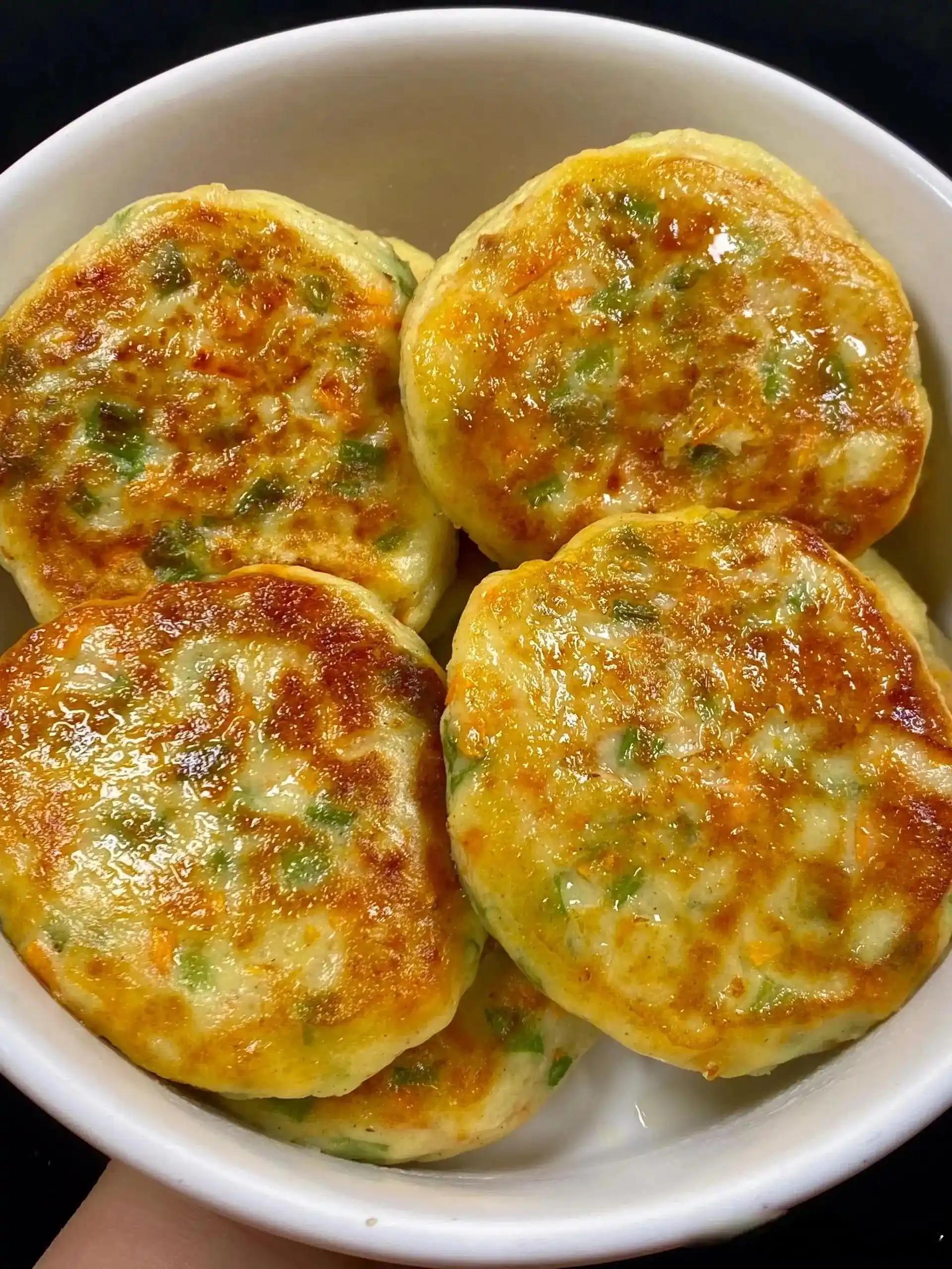 清晨的阳光穿过窗帘，叫醒沉睡的夜。新的一天铺展开来，像未拆封的礼物。愿你今天遇见