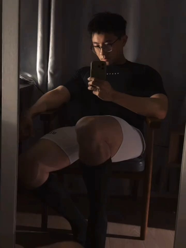 粗腿，肌肉，眼镜👓，斯文败类男！一看就是很会dirty  talk的类型！ 