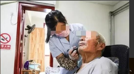 浙江宁波，一女子从小在养父家长大，没想到以前从未见过的亲生父亲找上门来，要求每月