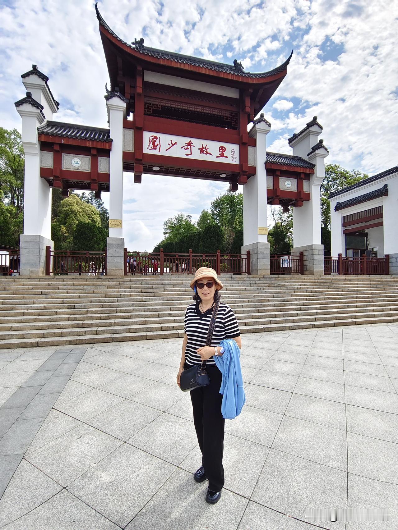 昨天的行程安排的很紧凑
昨天是我来长沙的第三天，参加了韶山一日游，参观了毛主席旧