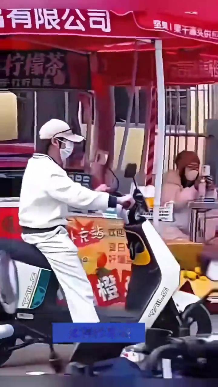 全红蝉不为人知的故事。
让人意想不到的是全红婵才是真正意义上的国民偶像。这位00