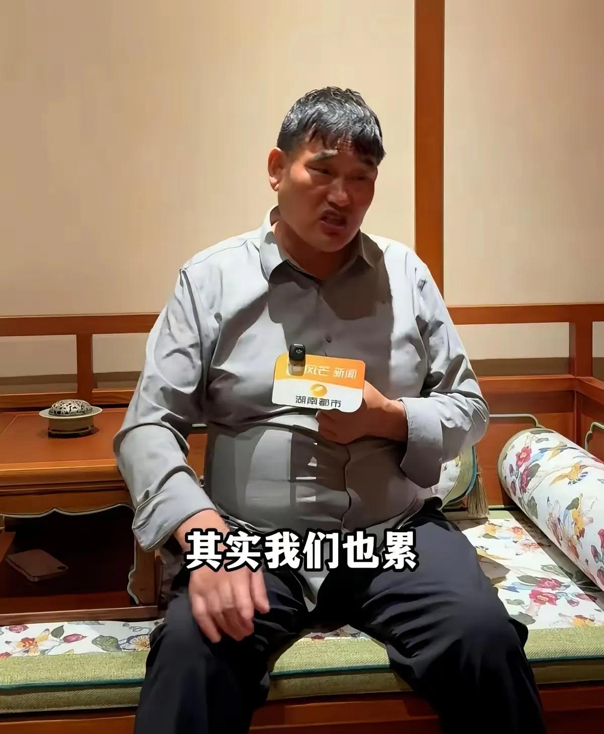 实在人大衣哥，他说:
我知道洗脚、按摩很舒服。累了，去洗一下脚，按摩一下，真的感