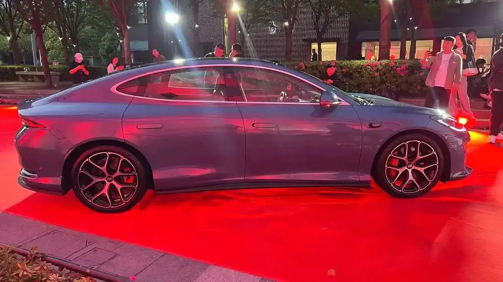 L6 闪耀登场

不久前,全新智己 L6 凭借马蒂斯红新配色强势出圈,在汽车时尚