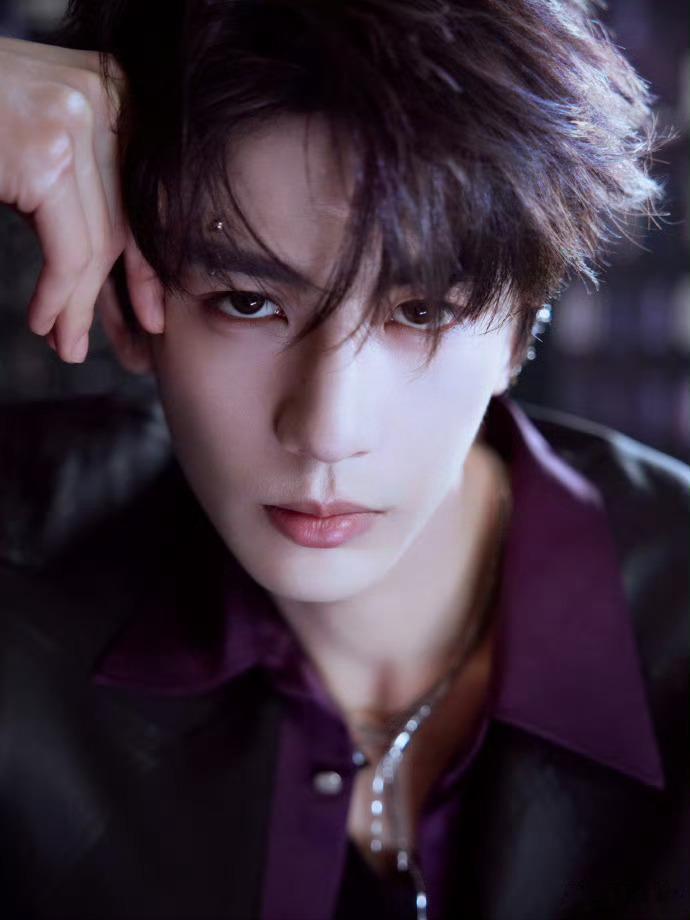 哇塞!张凌赫这波紫色深V造型杀疯啦😜 眉钉与耳骨夹点缀，魅力值直接拉满。妥妥的